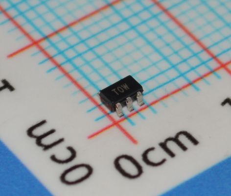 ADT6501SRJZP085RL7 정밀 85°C 온도 스위치 ±0.5°C 정밀 2.7V-5.5V 공급 6μA 초저전력 오픈 드레인 출력 SOT-23 IoT/포터블 장치용 패키지