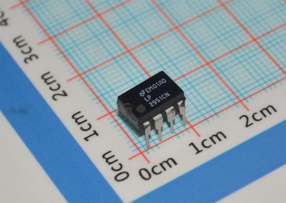 LP2951CN 5V/ADJ 150mA LDO 레귤레이터 3V-30V 입력 ±0.5% 정확도 TO-220/DIP-8 -40°C ~ +125°C 저 대기 전류