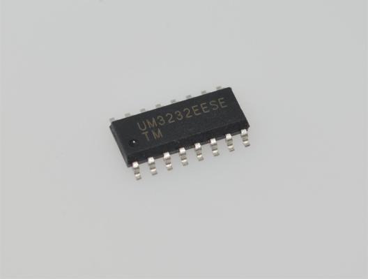 UM3232EESE 3V-5.5V RS-232 트랜시버 1Mbps 2Tx/2Rx ±15kV ESD SOIC-16 -40°C ~ +85°C