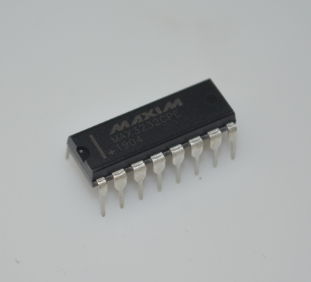 MAX3232CPE RS-232 트랜시버 ±15kV ESD 보호 3.0-5.5V 광범위 전압 1μA 저전력 250kbps 데이터 속도 2 드라이버/2 수신기 DIP-16 패키지 산업 통신용