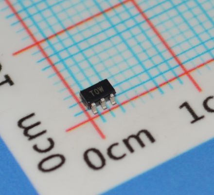 ADT6501SRJZP085RL7 정밀 85°C 온도 스위치 ±0.5°C 정밀 2.7V-5.5V 공급 6μA 초저전력 오픈 드레인 출력 SOT-23 IoT/포터블 장치용 패키지