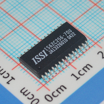 IS62C256-70U 32Kx8 고속 SRAM 70ns 액세스 시간 저전력 CMOS 5V 운영 산업 온도 범위 TTL 호환성 안정성 데이터 저장 사용 편리 28-핀 패키지