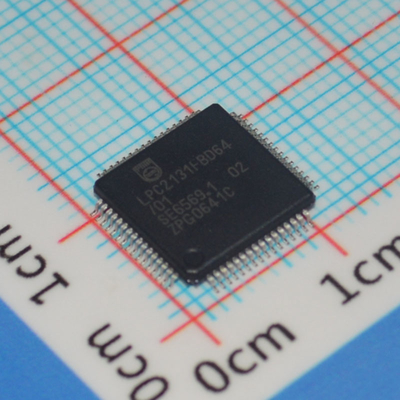 LPC2131FBD64/01,15 ARM7 MCU 32비트 RISC 코어 64KB 플래시 16KB 램 60MHz 속도 USB 2.0 2x UART 64-LQFP -40°C ~ +85°C 산업용