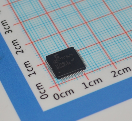 LPC2131FBD64/01,15 ARM7 MCU 32비트 RISC 코어 64KB 플래시 16KB 램 60MHz 속도 USB 2.0 2x UART 64-LQFP -40°C ~ +85°C 산업용