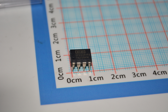 OPA2251PA 정밀 듀얼 연산 증폭기, 10MHz 대역폭, 낮은 0.5μV/°C 드리프트, 1.1μVpp 노이즈, 레일-투-레일 출력, ±2.25V ~ ±18V 전원 공급 및 8핀 DIP 패키지