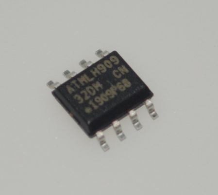 AT24C32D-SSHM-T 32Kb I2C 직렬 EEPROM 1.7V ~ 5.5V 광전압 1MHz 속도 32바이트 페이지 하드웨어 WP 1M 쓰기 사이클 100년 보존 SOIC-8 산업 온도