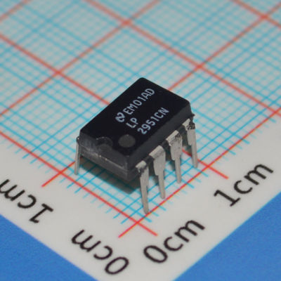 LP2951CN 5V/ADJ 150mA LDO 레귤레이터 3V-30V 입력 ±0.5% 정확도 TO-220/DIP-8 -40°C ~ +125°C 저 대기 전류
